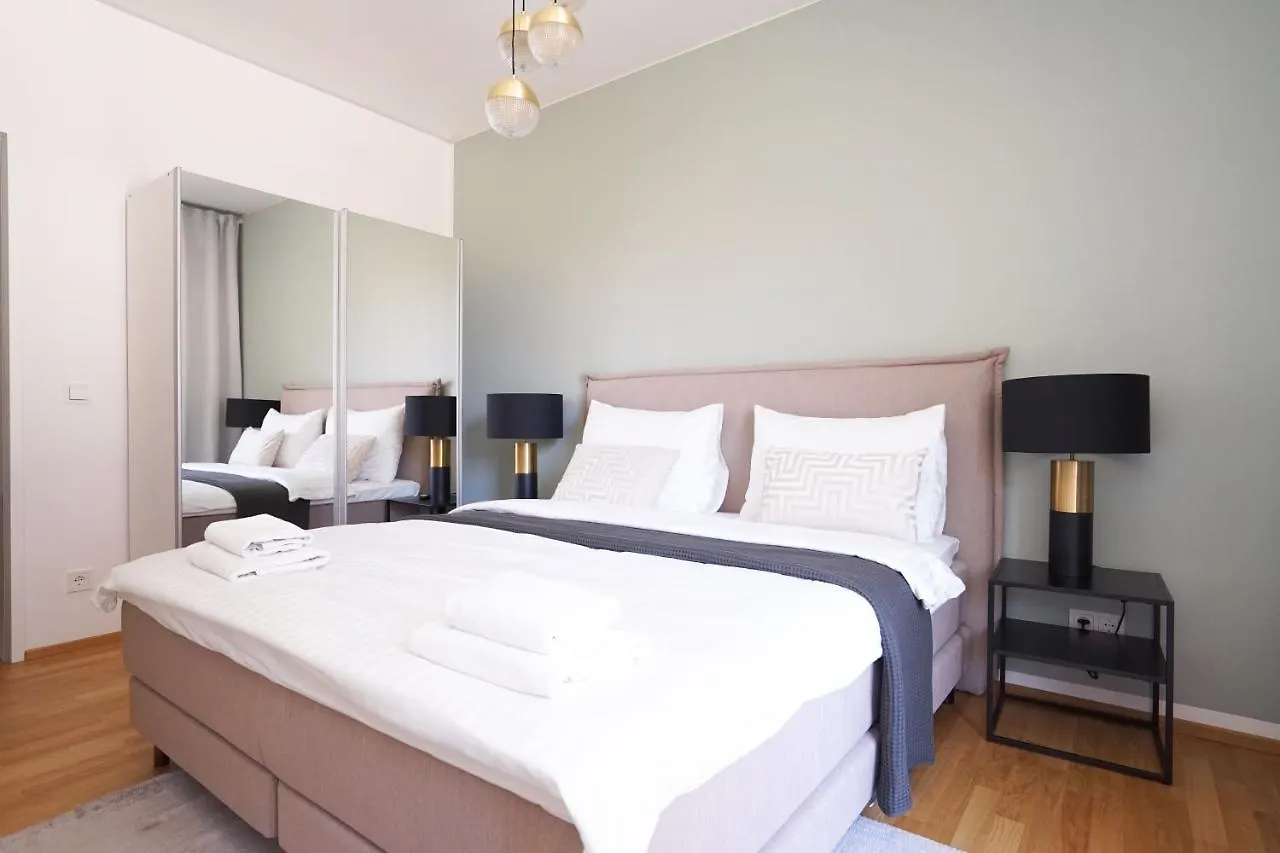Exclusive 2-Bedroom Condo With Pool & Balcony Wenen Appartement