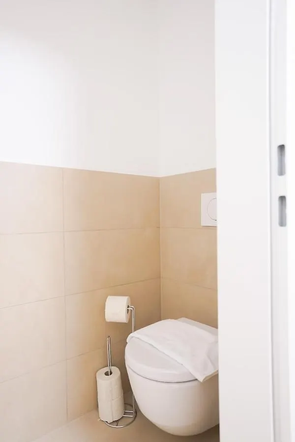 Exclusive 2-Bedroom Condo With Pool & Balcony Wenen