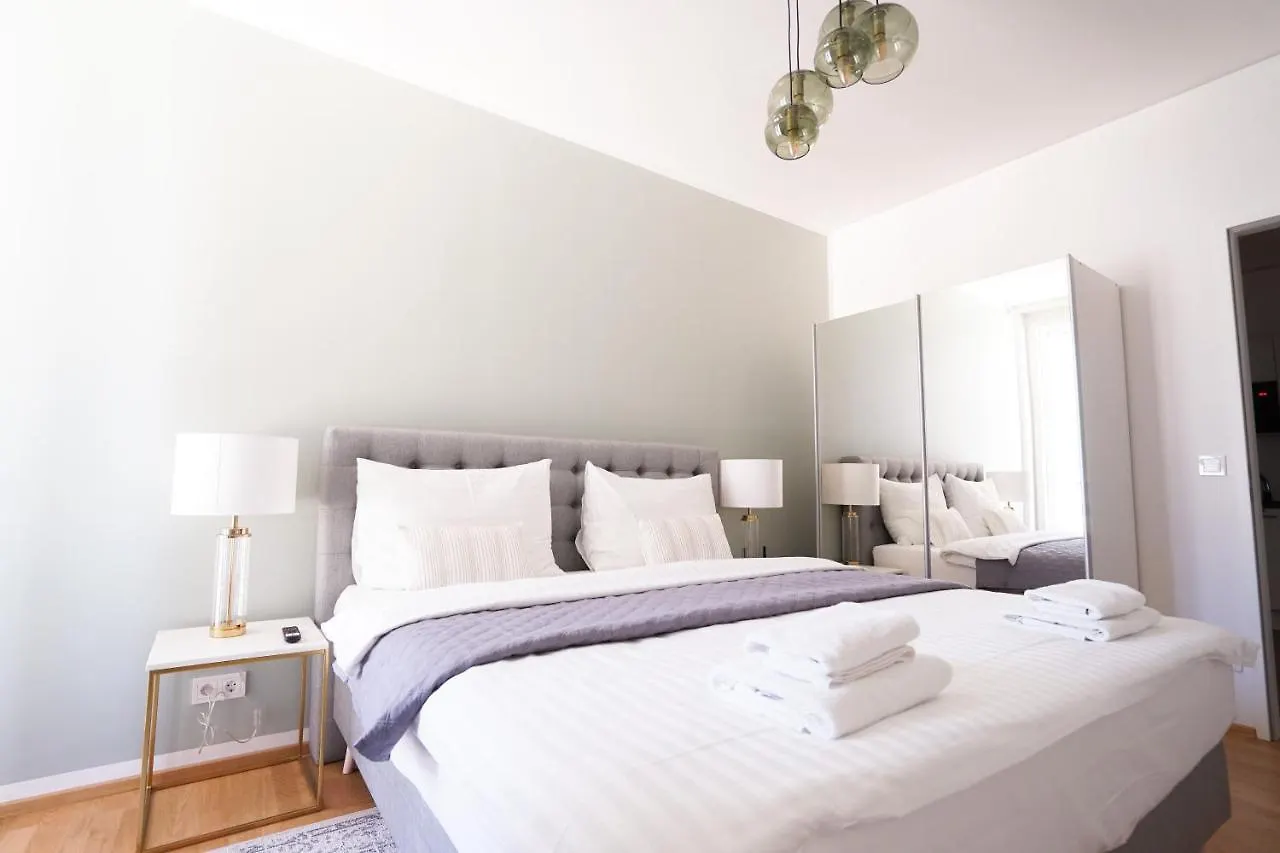 Exclusive 2-Bedroom Condo With Pool & Balcony Wenen Appartement